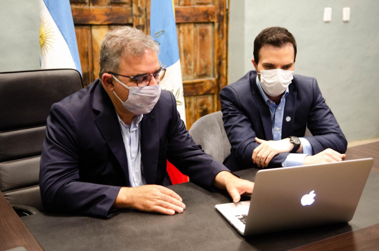 Raúl y el ministro Álvarez en teleconferencia con empresas