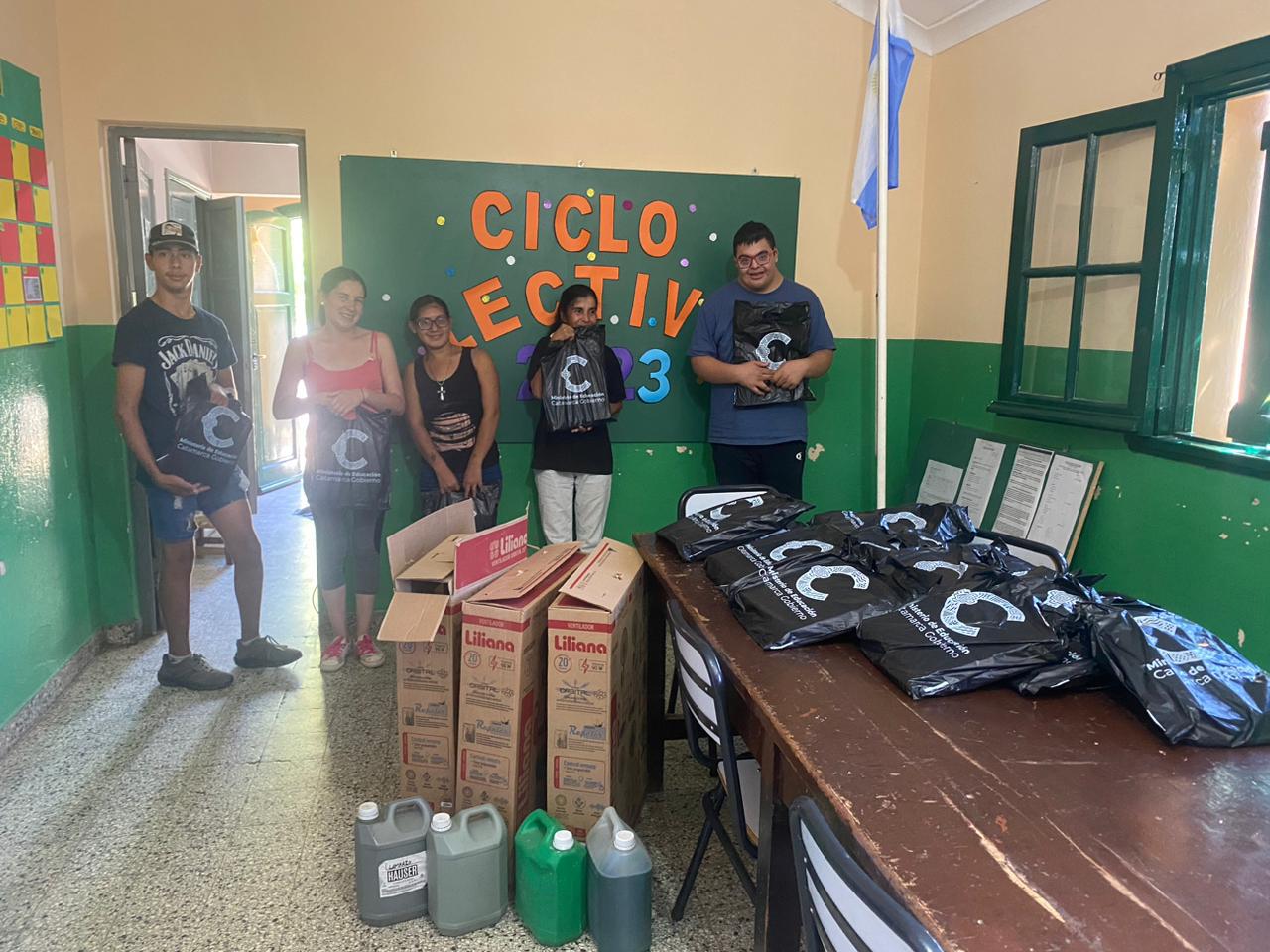 Entrega de insumos, kits escolares y ventiladores para escuelas de Educación Especial 1