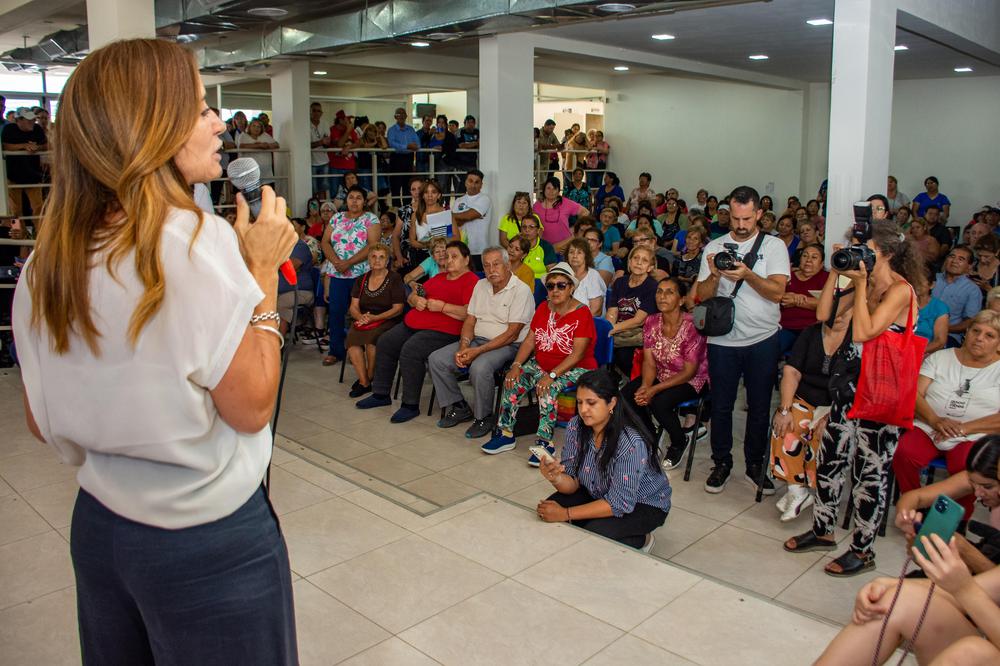 La ministra Tolosa Paz entregó herramientas a emprendedores y firmó convenios (2)