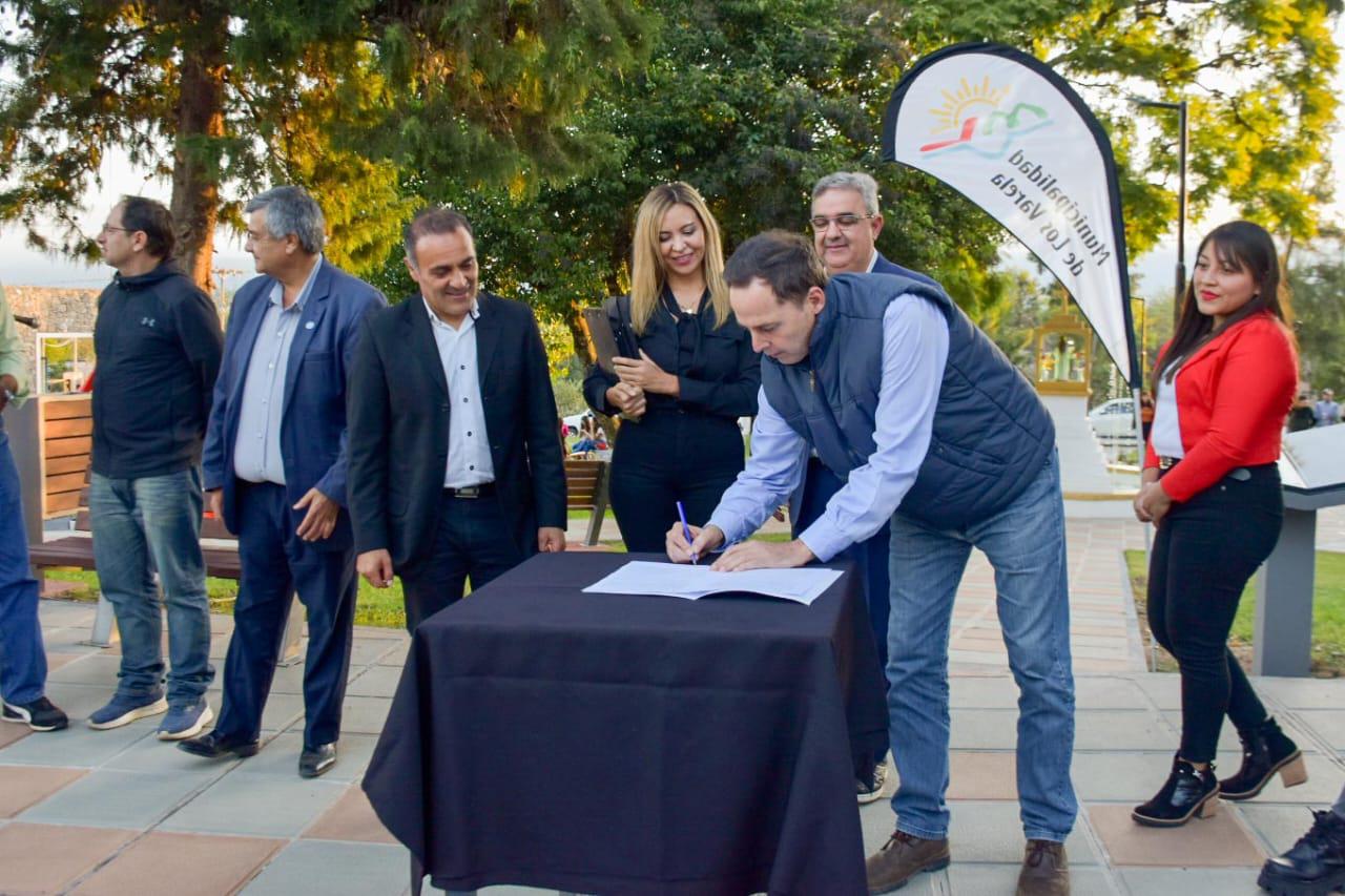 Se crearon fondos rotatorios y entregaron semillas forrajeras a productores del interior provincial (1)