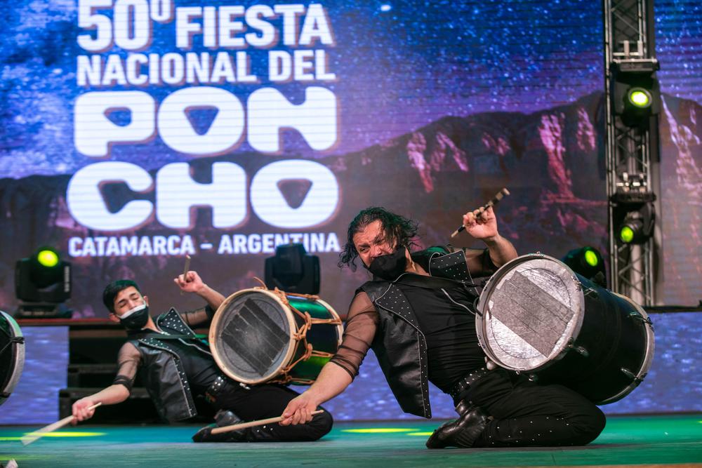 Con la clásica tonada catucha de sus artistas continúa con éxito el Poncho Virtual (3)