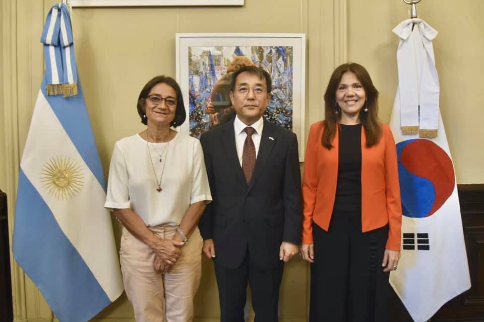 Lucía con embajador de Corea del Sur