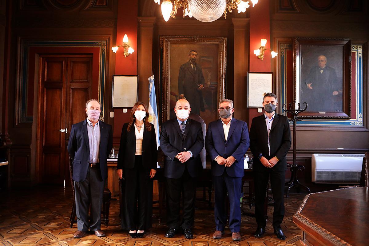 Raúl firmó convenio con el presidente de la UNLP, Fernando Tauber (3)