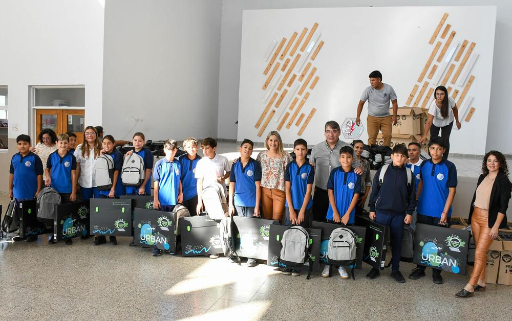 Centurión entregó mochilas técnicas y tableros en la secundaria del CETP “Néstor Kirchner”1