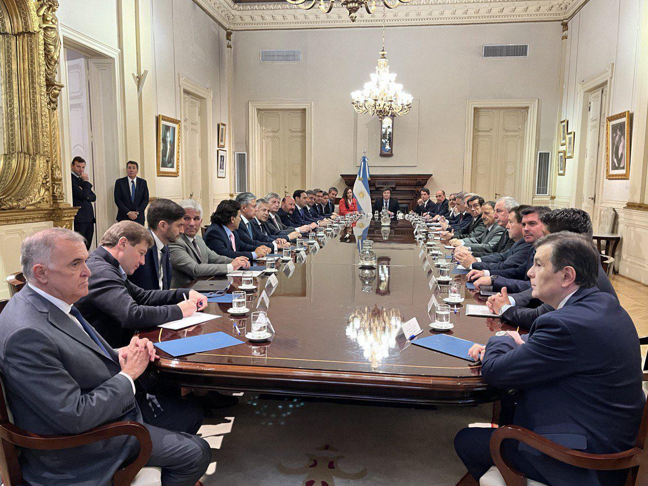 En un marco de diálogo, Raúl y gobernadores de todo el país se reunieron con el presidente Milei