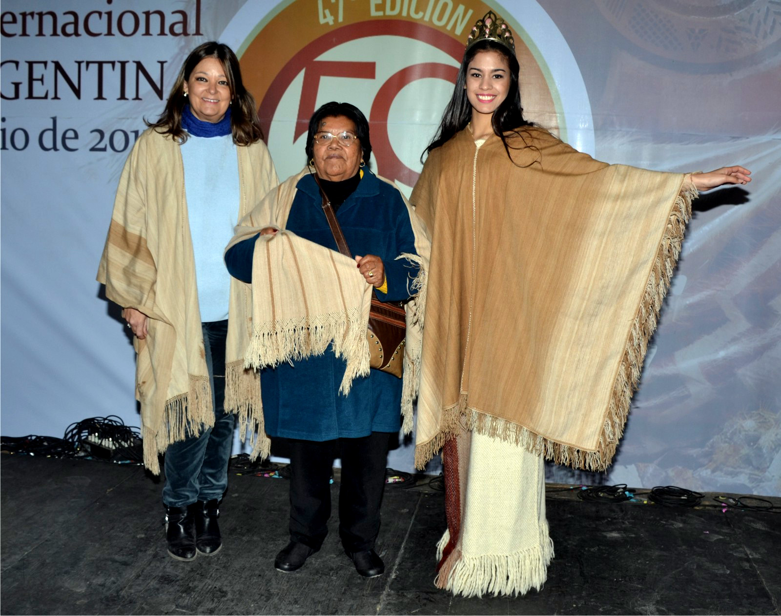 Premio Mejor Poncho 2017 artesana Teodora Yapura Belen 3 (1)