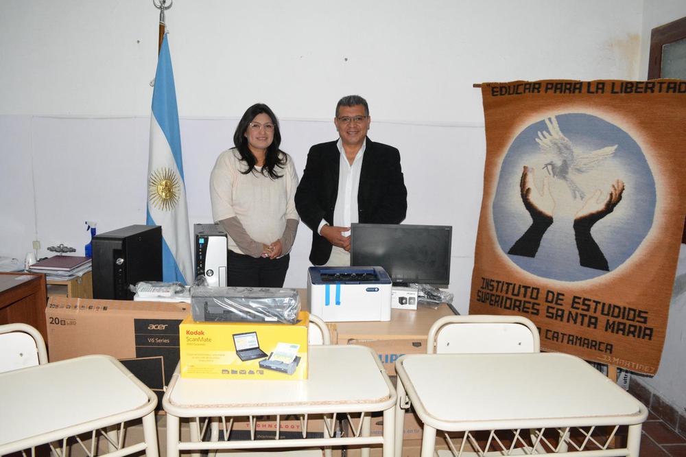 El Ministerio de Educación entregó equipamiento al IES de Santa María 2
