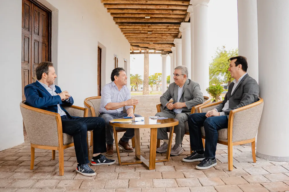 El gobernador Raúl Jalil, acompañado por parte del equipo de gobierno, recibió al intendente de Londres-1