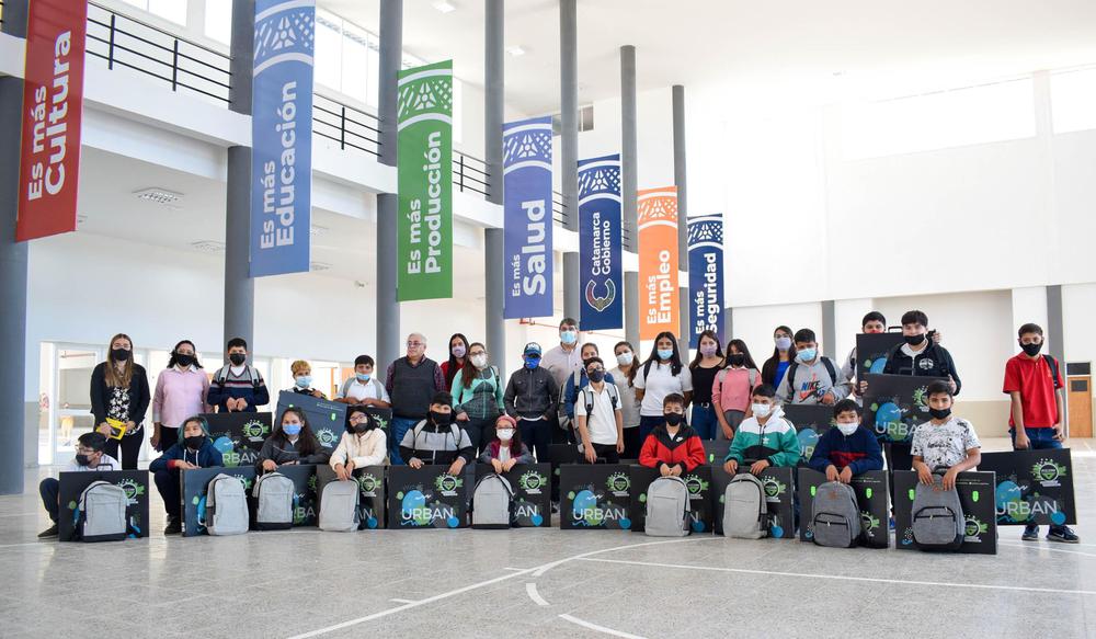 Educacio_n entrego_ mochilas te_cnicas en la secundaria del CETP _Nestor Kirchner_