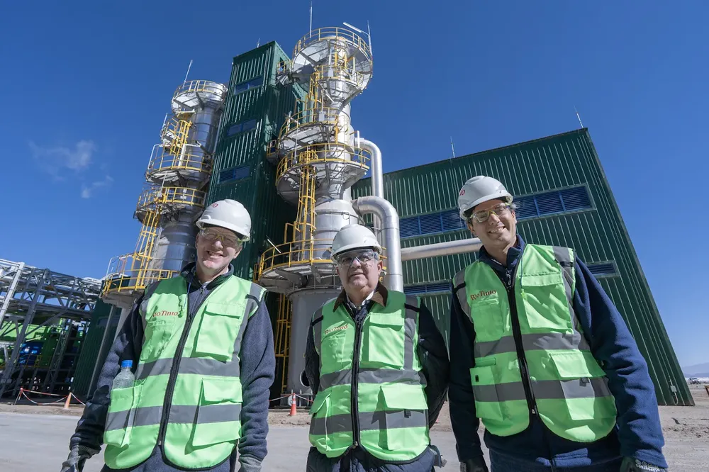 El gobernador Raúl Jalil y el Embajador del Reino Unido visitaron el proyecto Fénix (1)