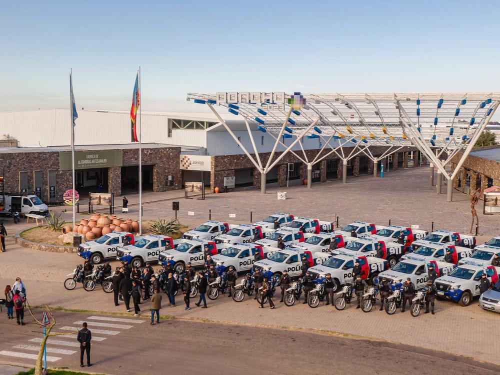Entrega de nuevas unidades móviles para la policía