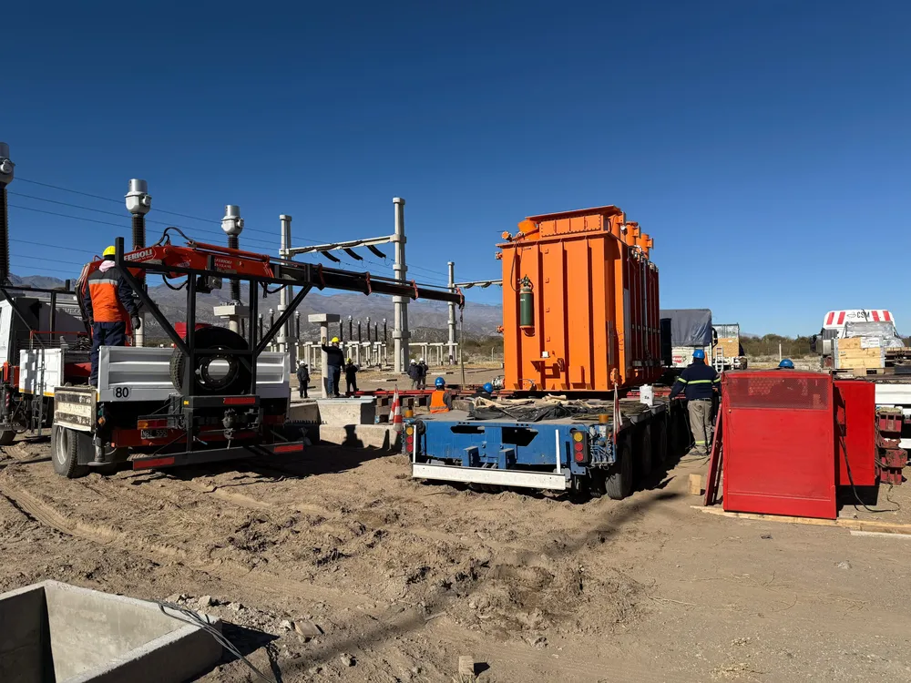 Llegó el nuevo transformador que aumentará la potencia eléctrica de Santa María (1)