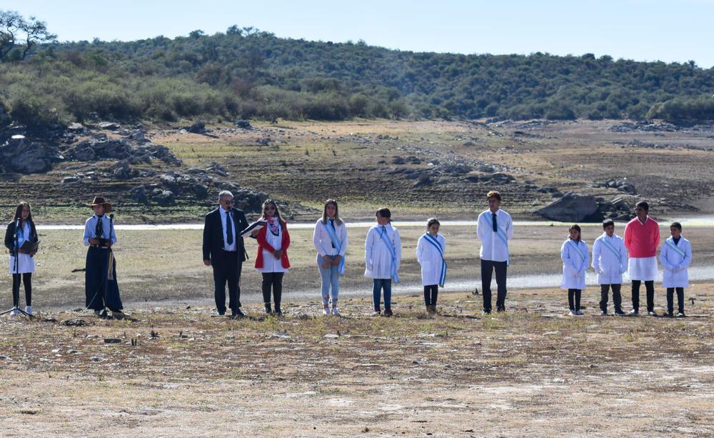 Alumnos de Ancasti prometieron lealtad a la bandera de la patria a orillas del Dique de Ipizca8