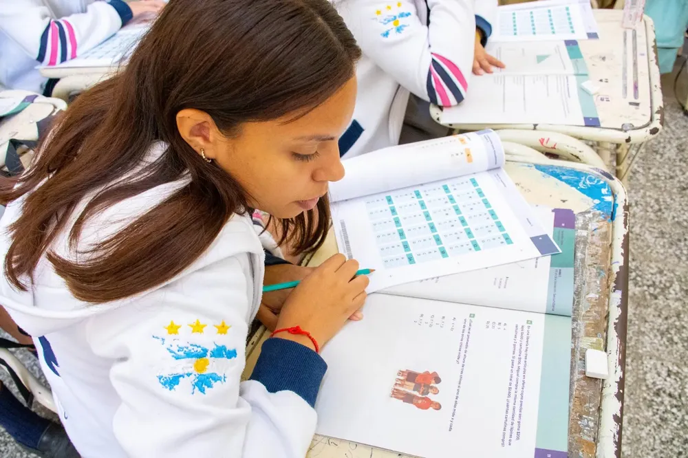 Con una gran participación de alumnos del nivel secundario se realizó la prueba Aprender 2024