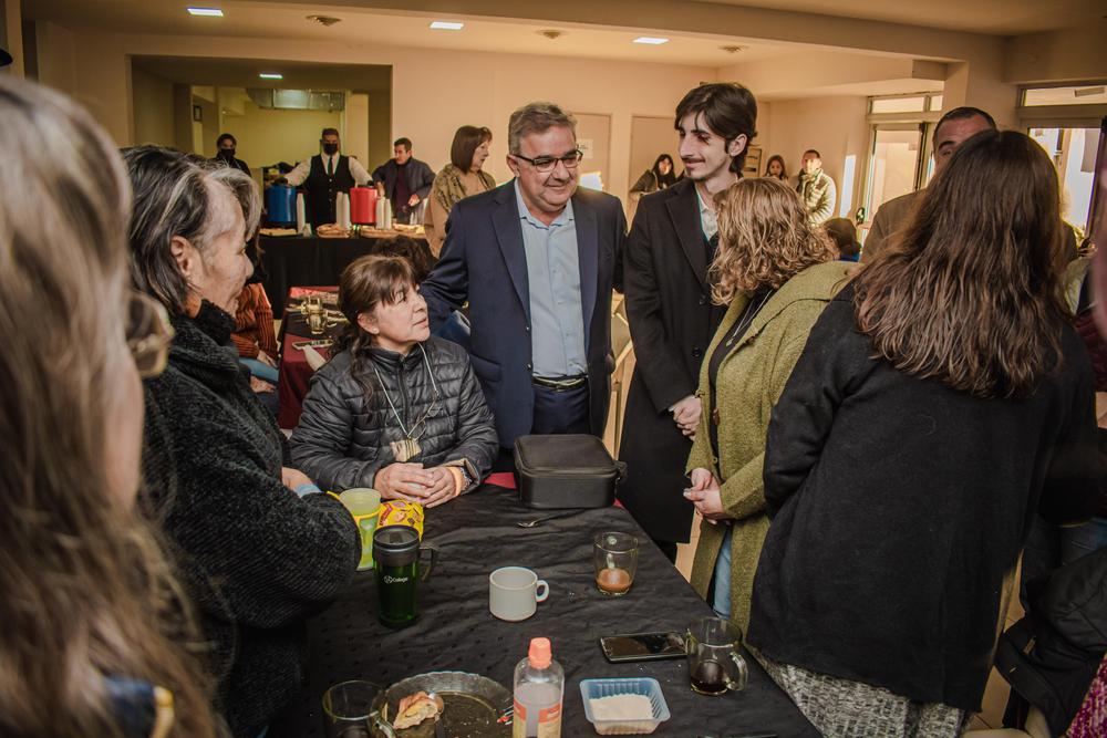 En la previa de la Fiesta del Poncho, Raúl compartió un desayuno con los artesanos