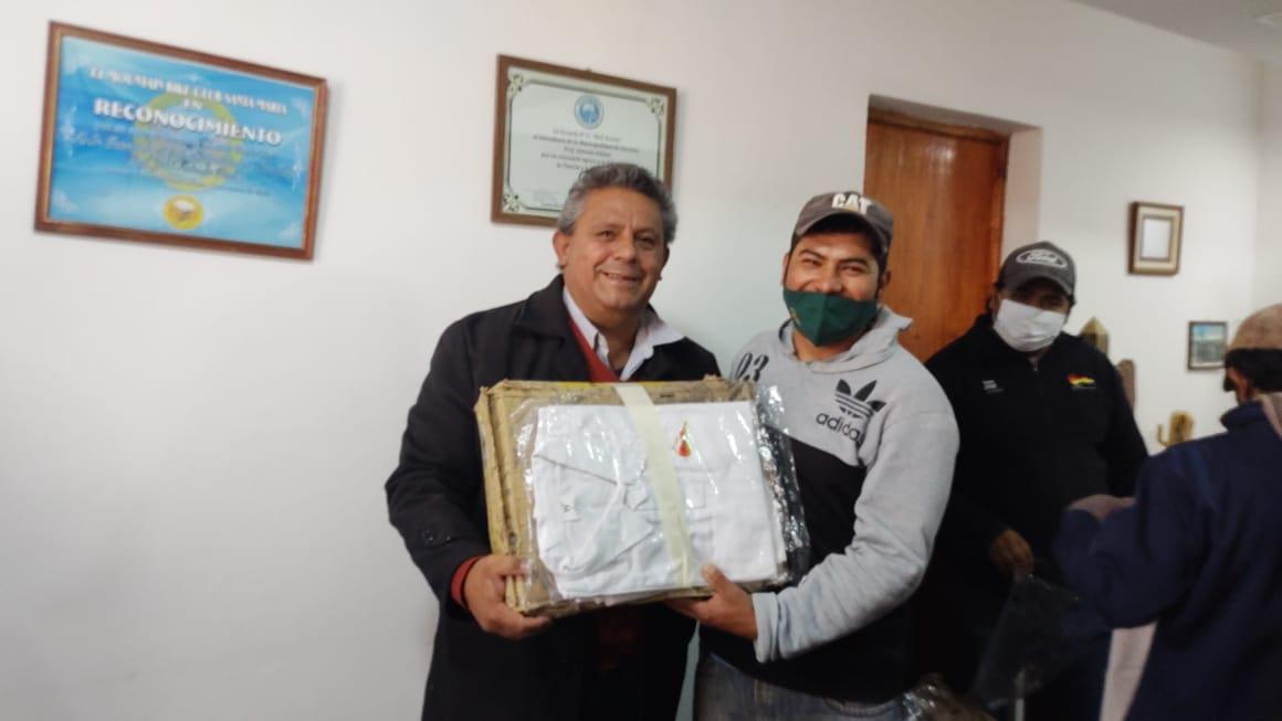 El intendente entregó indumentaria y herramientas a personal del ...