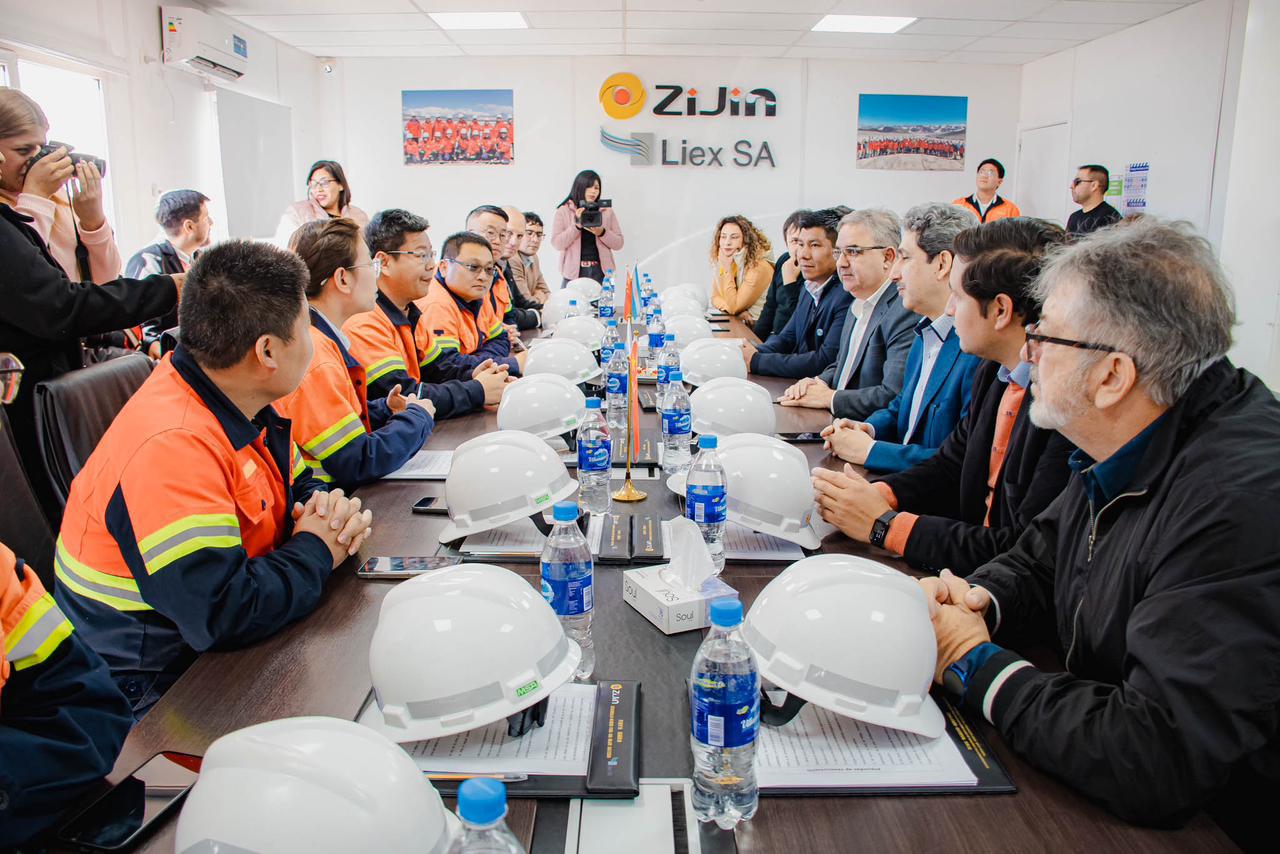 Raúl y el Embajador de Arabia visitaron la planta de la empresa Zijin-Liex