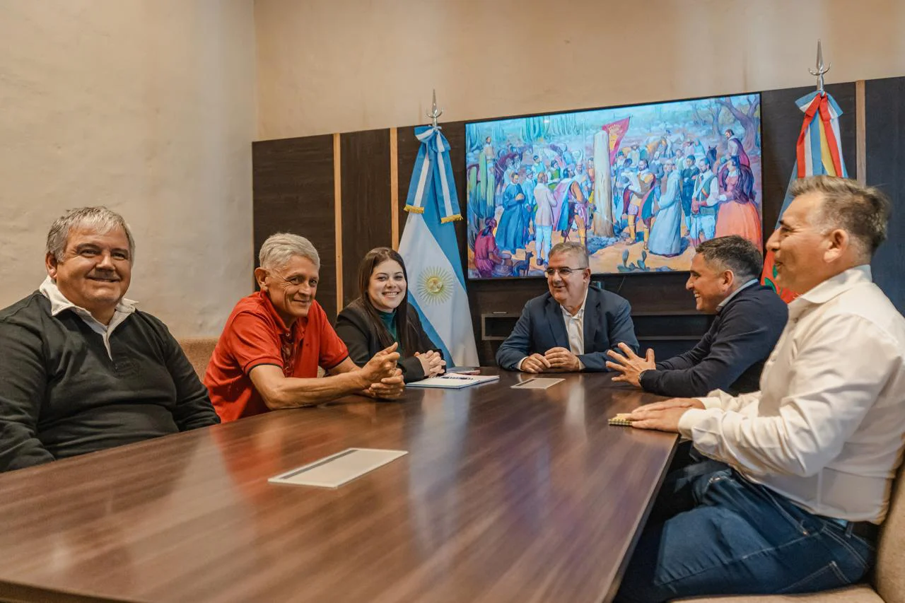 El Gobernador con intendentes de Ambato