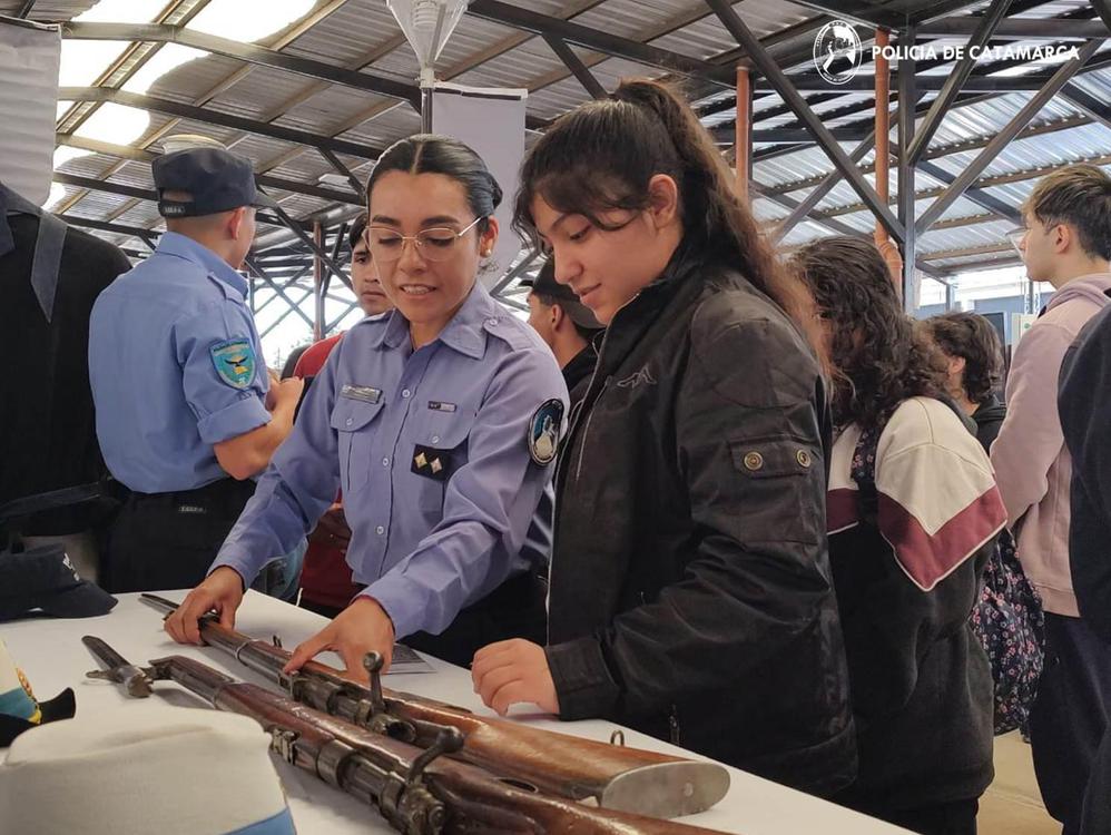 El IES policial participó de la Tercera Edición de la Expocarrera 2 (7)