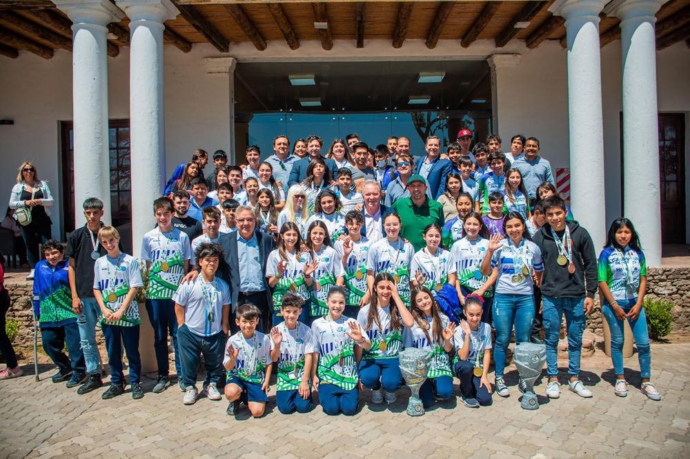 El Gobernador recibió a jóvenes deportistas que participaron en los Juegos Nacionales Evita 2023 (2)
